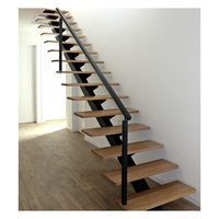 Escalier à monopoutre en acier plié, conception en tôle soudée, marches en chêne massif, esthétique moderne