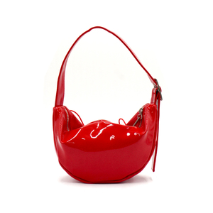 Fabriqué en Corée pour l'exportation, sac fourre-tout rouge glamour Sasha avec détail de cordon froissé et poche intérieure. - Product Image 4