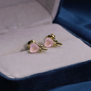 ต่างหูแบบติดหูทรงคลาสสิกสำหรับผู้หญิงจาก Tianyu Gems ทำจากทองเหลืองชุบทอง ประดับด้วยเพชรคิวบิกเซอร์โคเนียสีชมพูรูปหัวใจและดีไซน์โบว์ - Product Image 1