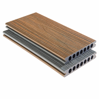 Plancher de piscine extérieur en composite bois-plastique co-extrudé, imperméable et antidérapant, à emboîtement, directement de l'usine