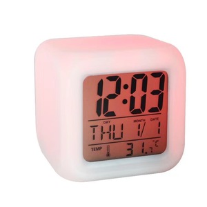 Sveglia Elettronica Quadrata con Luce Notturna a 7 Colori e Calendario per Bambini - Design Moderno - Product Image 1