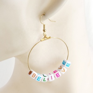 Pendientes de Aro con Cuentas Hechos a Mano de Estilo Bohemio Occidental para Mujer, con Letras Inspiradoras y <span class=keywords><strong>Dados</strong></span>, Color de <span class=keywords><strong>Dados</strong></span> Aleatorio - Product Image 2