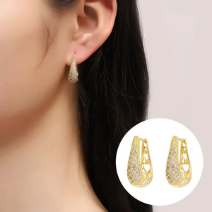 Boucles d'oreilles en forme de U pour femmes, petites et simples, accessoires d'oreille pour un usage quotidien - Product Image 2