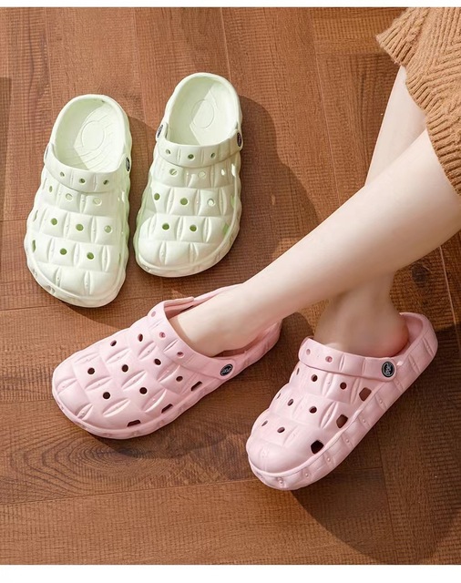 New Model Light Weight Comfortable Eva Women Clogs Shoes With Holey Upper