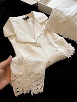 Ensemble de pyjama de luxe en soie glacée unie avec dentelle épaisse, haut à manches longues boutonné et pantalon, vêtements de nuit élégants, lingerie, cadeau de mariée, occasions spéciales, rafraîchissant