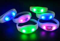 Bracelet LED à activation vocale avec logo personnalisé Bracelet de contrôle du son clignotant de 7 couleurs d'éclairage pour concert, mariage et fête.