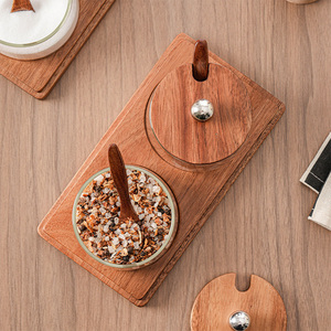 علب توابل زجاجية مع صينية خشب الأكاسيا وأغطية خشبية وملاعق - Product Image 4