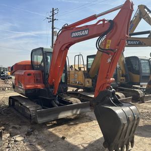 Mini-excavatrice sur chenilles hydraulique Doosan DX60LC avec moteur Yanmar, haute maniabilité, idéale pour les travaux de terrassement et d'entretien agricole - Product Image 2