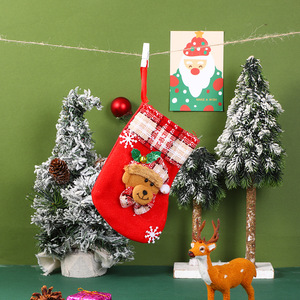 Chaussette de Noël élégante en velours, grande capacité, avec broderie complexe, idéale pour le remplissage de cadeaux - Product Image 1