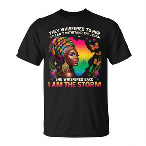 T-Shirt Promozionale 'I Am the Storm' con Stampa 'Pride Africano' per Donne - Prodotto Ispirazionale - Product Image 2