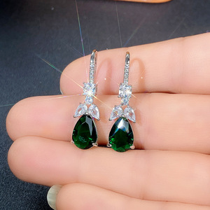 Orecchini Pendenti Vintage a Goccia Verde a Forma di Pera per Donne, Eleganti Accessori per Orecchie da Indossare Quotidianamente - Product Image 6