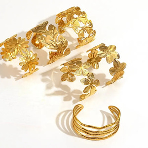 กำไลข้อมือแบบเปิดปรับได้ลายดอกไม้ สแตนเลสสตีล ดีไซน์โปร่ง เครื่องประดับสำหรับทุกเพศ - Product Image 1