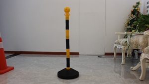 เสาพลาสติกแบบพกพา PE พร้อมฐานยางสะท้อนแสงเติมน้ำได้ - Product Image 2