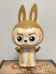 Popmart Labubu <span class=keywords><strong>Tony</strong></span> Qiaoba 400% 1000% Figurine Tendance Cool Décoration de Bureau Unique Ornements Cadeau Surprise Figurine Populaire - Product Image 6