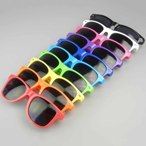 Óculos de Sol Personalizados para Homens e Mulheres com Lentes de PC e Impressão de Logo Personalizada <span class=keywords><strong>2026</strong></span> - Product Image 1