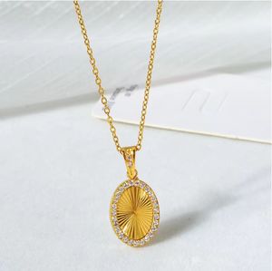 Collares con Colgante Ovalado de Corazón, Trébol y Mariposa con Borde de Circonitas |   Acero Inoxidable con Baño de Oro PVD de 18K |   Joyería Hipoalergénica e Impermeable para Mujer - Product Image 6