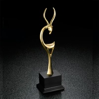 Trophée de conception personnalisée meilleure vente trophée d'or personnalisé sport chèvre métal résine récompenses gravé sculpture alliage matériel