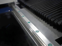 Tour à bois CNC 5 axes à alimentation automatique avec système d'alimentation automatique pour la production de composants de décoration architecturale
