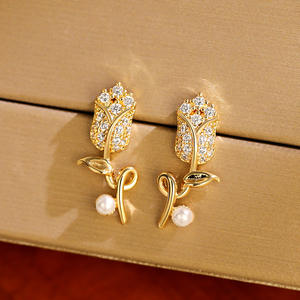 E3106 Orecchini a forma di fiore in oro con zirconi e perle finte per donna, regalo romantico di gioielleria - Product Image 4