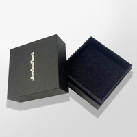 Boîte cadeau personnalisée écologique en cuir imprimé quatre couleurs à motif carré, avec couvercle noir et plateau en papier pour bijoux, ceintures et colliers