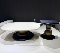 Ensemble de tables basses gigognes architecturales sculpturales, plateforme étendue avec pièce d'appoint, panneau foncé, intérieur moderne
