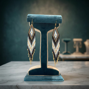 Pendientes de flecos con cuentas Miyuki Delica hechos a mano en dorado metálico, blanco marfil, azul turquesa y negro con diseño geométrico tribal. - Product Image 2