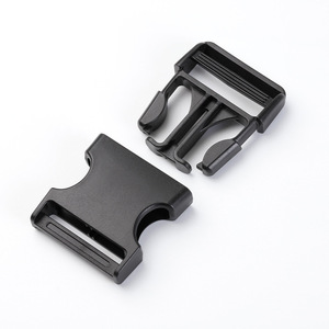 Boucle à dégagement latéral 38 mm en plastique noir durable, accessoire pour sacs à dos - Product Image 1