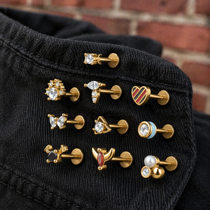 Orecchini a perno Zesenlin dal design esclusivo, placcati oro, con zirconi a forma di cuore e fiocco, in acciaio inossidabile, per helix e conchiglia, con retro piatto, regalo di nozze - Product Image 2
