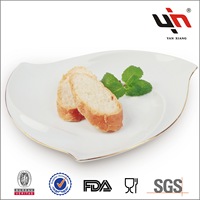 Vaisselle de restaurant en céramique assiette triangulaire en porcelaine blanche assiettes irrégulières plats de service triangulaires vente en gros