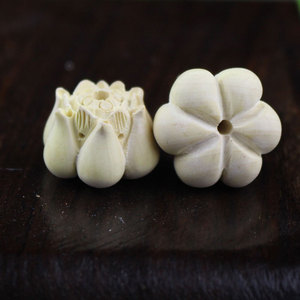 Pendentif en bois sculpté à la main en bois de boxwood et bois de santal, motif cinq graines et lotus sanglant, accessoire de bricolage - Product Image 3