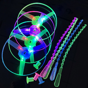 Flying Lights ToysTwist Disc Flyer Saucers con anillos de lanzador Led Flash Bamboo Dragonfly Flying Led Toy Gift para niños - Product Image 5