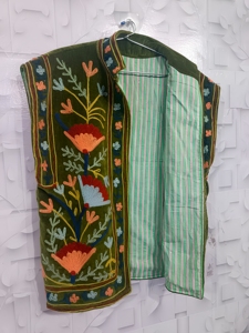 Élégant pull sans manches à superposition, ajustable avec lien à nouer, broderie florale Suzani faite main, col montant, tricoté pour l'hiver, couleur olive - Product Image 4