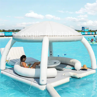 Parc aquatique d'été, plate-forme gonflable lounge