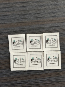 ป้ายยี่ห้อแบบไม่ทอ สีสันสดใส เป็นมิตรกับสิ่งแวดล้อม สามารถซักได้ สำหรับเสื้อผ้า รองเท้า และกระเป๋า - Product Image 6