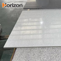 Comptoir en quartz blanc poli au design moderne, grandes dalles, carreaux muraux, plateau de table, usage hôtelier, étanche, garantie 5 ans