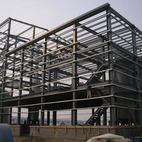 Bâtiment de bureau préfabriqué moderne et durable avec structure en acier, design minimaliste en panneaux sandwich, pour usage agricole et scolaire