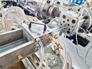 Extrusora de plástico PVC LDPE perfil autoadhesivo tira de datos supermercado precio etiqueta estante etiqueta titular que hace la máquina - Product Image 3