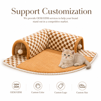 Tapis tunnel pliable haut de gamme pour chat, lit de jeu en peluche avec jouet pompon, antidérapant, lavable, logo personnalisé, OEM ODM, fournisseur en gros d'articles pour animaux de compagnie