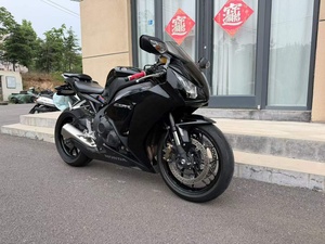 Moto sportive d'occasion Honda CBR1000 Supr Sport 1000cc refroidie par eau, adaptée aux pilotes expérimentés - Product Image 1