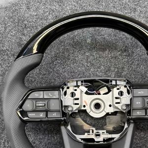 El volante de cuero es adecuado para Toyota Camry Land Cruiser LC200 LC300 Prado 150 200 120 está en color negro piano - Product Image 3