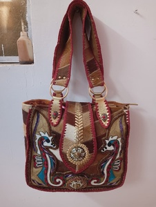 Bolso de Mano de Cuero Genuino para Mujer, Color Marrón, Hecho a Mano, con Forro de Algodón Suave, Cierre de Cremallera Resistente y Detalle de Pluma - Product Image 4