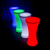 Ensemble de mobilier de patio extérieur certifié IP65 avec table et chaises en plastique éclairées par LED pour jardin ou bar - Mobilier d'extérieur adapté à la location