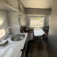 Caravane de voyage 4x4 moderne gris argenté en aluminium durable, camping-car tout-terrain avec climatiseur à onduleur ultra-silencieux 1,5 CV, capacité 2-3 personnes