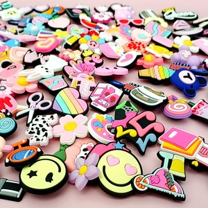 100 pz/set casuali cartoni animati rosa <span class=keywords><strong>scarpe</strong></span> charm PVC <span class=keywords><strong>scarpe</strong></span> decorazioni <span class=keywords><strong>con</strong></span> <span class=keywords><strong>cuori</strong></span>, stelle, fiori per sandali regalo divertente per gli amici - Product Image 5