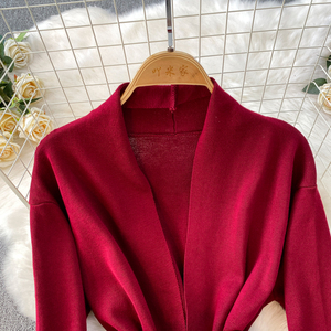 Conjunto Chic de Dos Piezas para Mujer: Cárdigan Largo de Punto con Bloques de Color y Vestido con Letras, Ajustado a la Cintura - Product Image 5