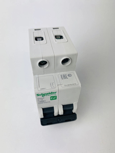 Disjoncteur EZ9F34210 3P 10A Disjoncteur miniature MCB Original Neuf EZ9F34210 EZ9F34210 - Product Image 1