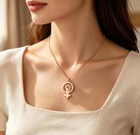 Collier féministe en acier inoxydable, pendentif symbole féminin Vénus poing levé, bijou de déclaration pour femme