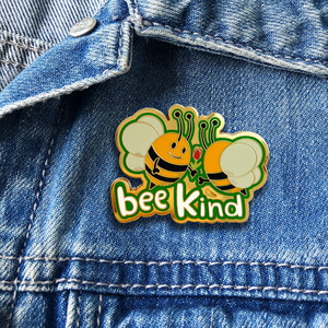 دبوس طية صدر معدني مطلي بالمينا الصلبة بتصميم شخصية نحلة صديقة مع عبارة 'Be Kind'، مخصص من قبل مصنع OEM للمنتجات الترويجية - Product Image 1