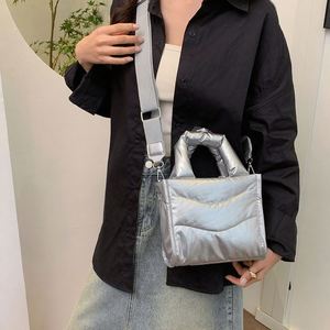 Nouveau design tendance : Sac à main matelassé pour femme, sac bandoulière léger en nylon doux et moelleux pour filles - Product Image 5