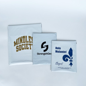 Offre Spéciale – Emballage Écologique pour Sacs : Enveloppe Auto-adhésive Blanche Mate avec Logo Doré Brillant, Recyclable, pour Cosmétiques - Product Image 1